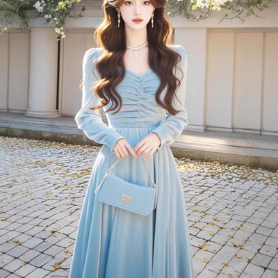 初秋轻奢气质长裙女秋2025新款爆款高级感名媛风蓝色丝绒连衣裙