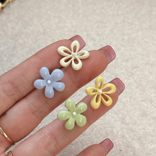 不对称镂空撞色花朵耳钉女