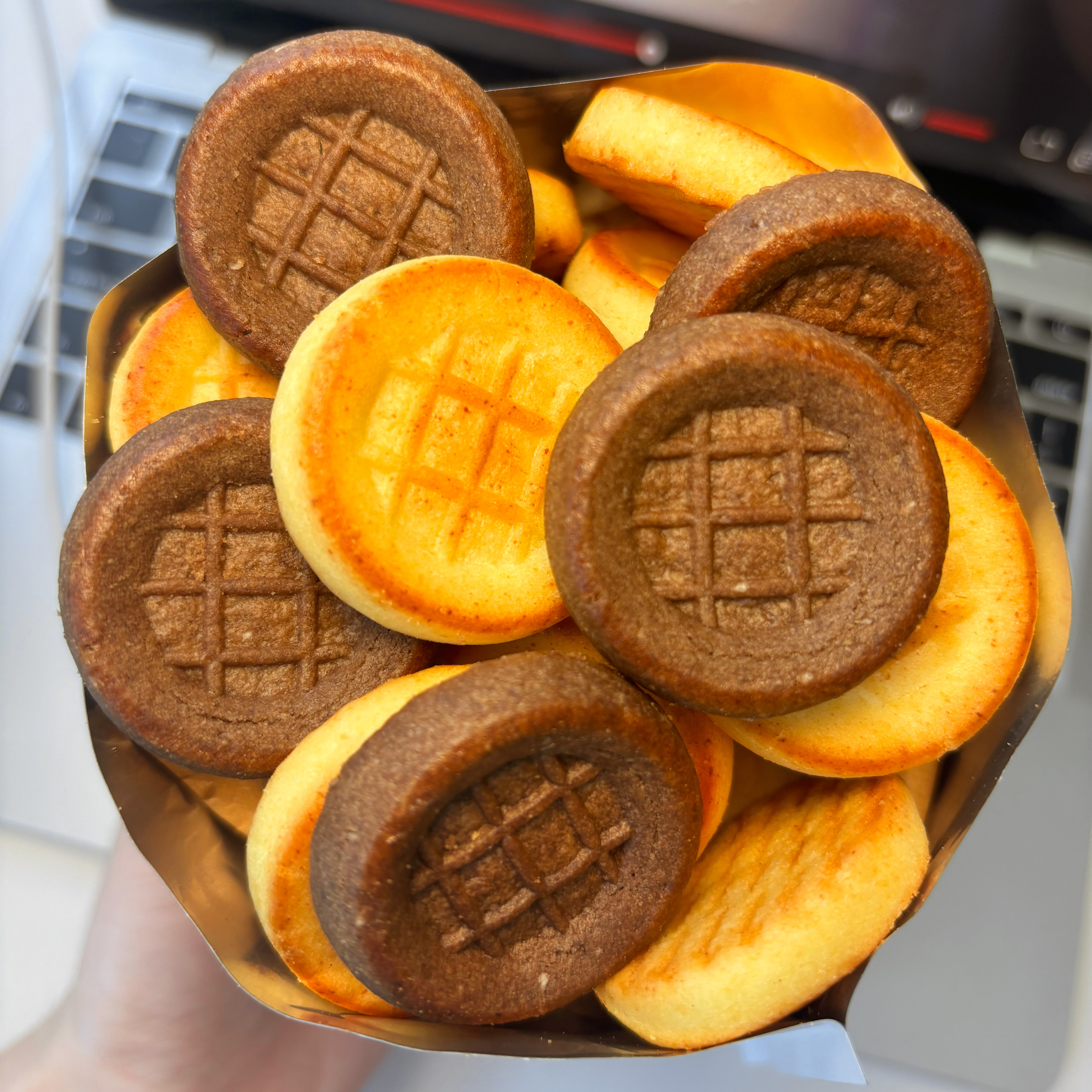 好吃哭了！ 生椰拿铁味饼干 法式小圆饼芝士厚乳咖啡休闲曲奇零食