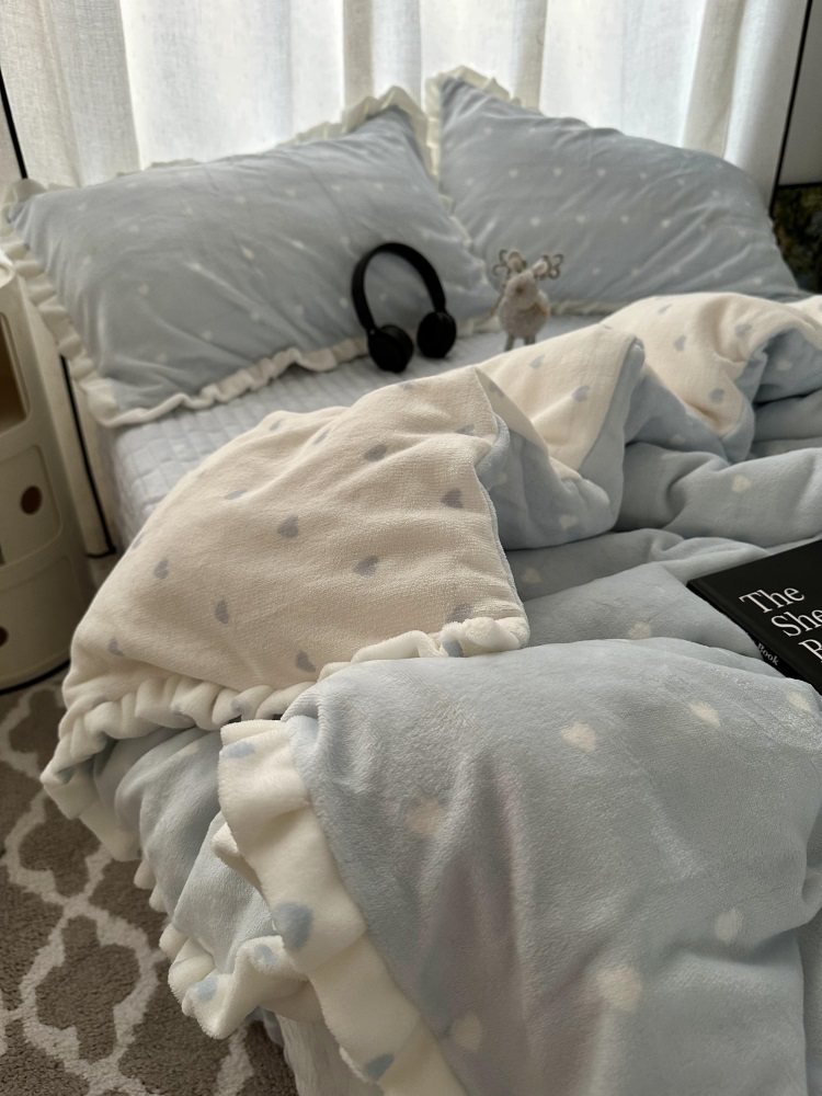 ins天蓝色心心花边牛奶绒床盖四件套冬季加厚珊瑚绒床单款三件套