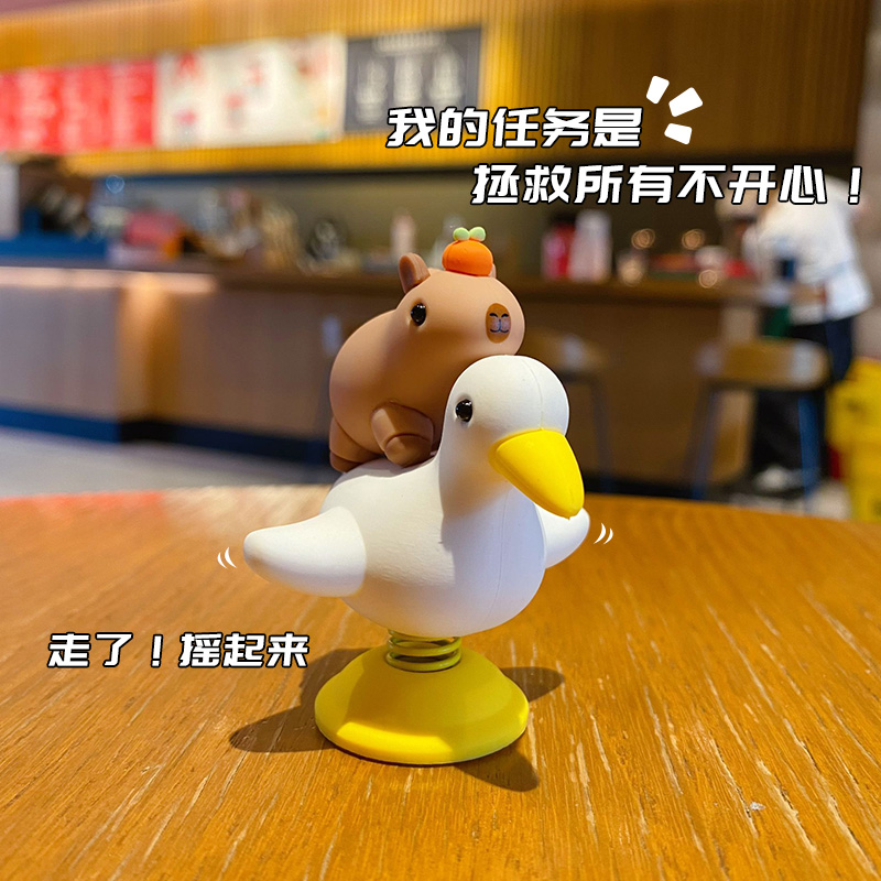 2025新款卡皮巴拉水豚摇摇乐摆件