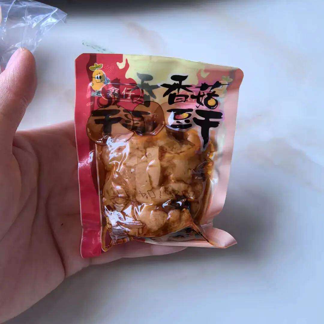 香菇豆干豆腐干开袋即食下酒菜休闲辣条小吃解馋香辣零食独立包装
