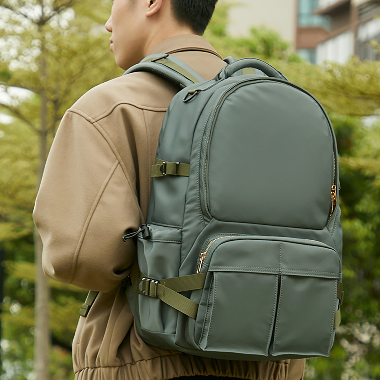 双肩包男款2025新款通勤大容量旅行背包大学生书包轻便电脑包