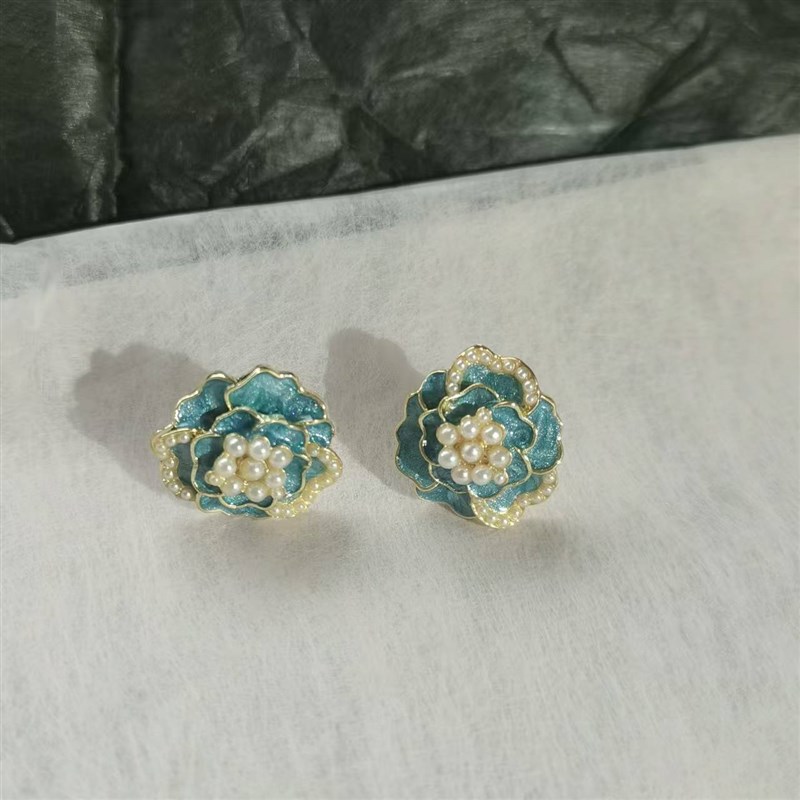 French Pearl Camellia Earrings Retro Light Luxury Green Flow