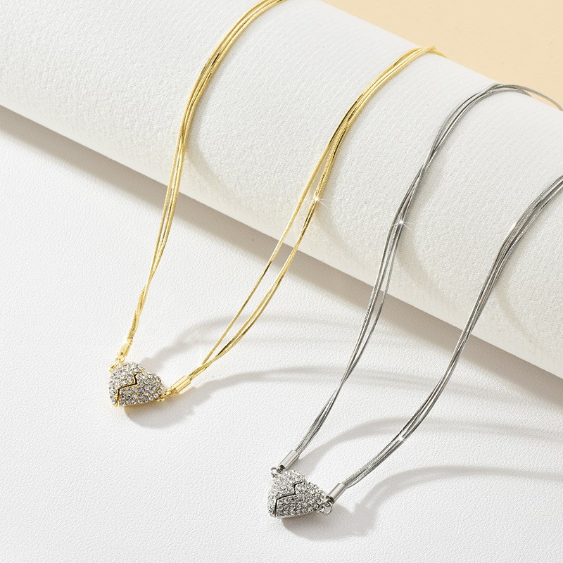 Unique Magnetic Heart Necklace Fashionable Personality Choke