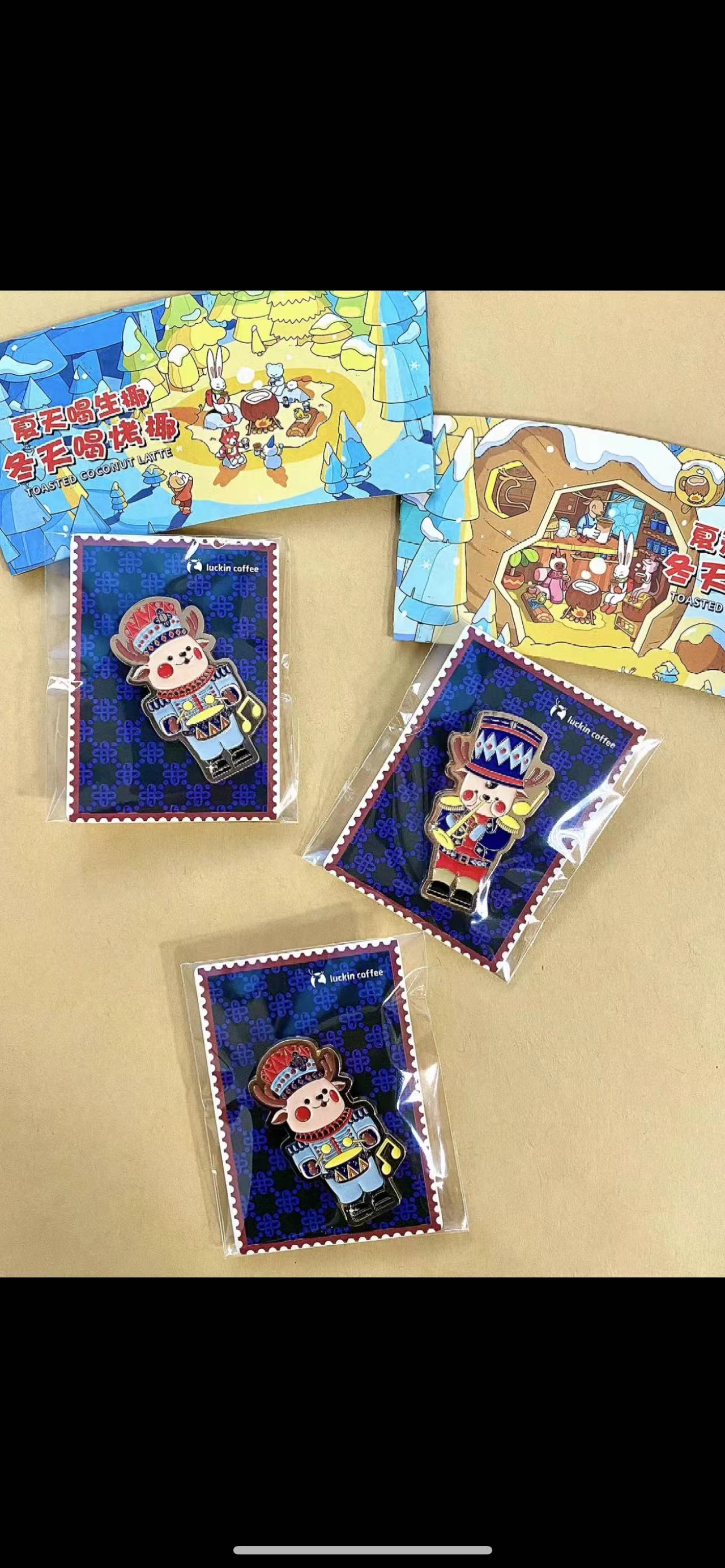 2023瑞幸咖啡小锣鹿联名鼓鹿鹿 瑞幸咖啡联动小鹿徽章杯套纸袋