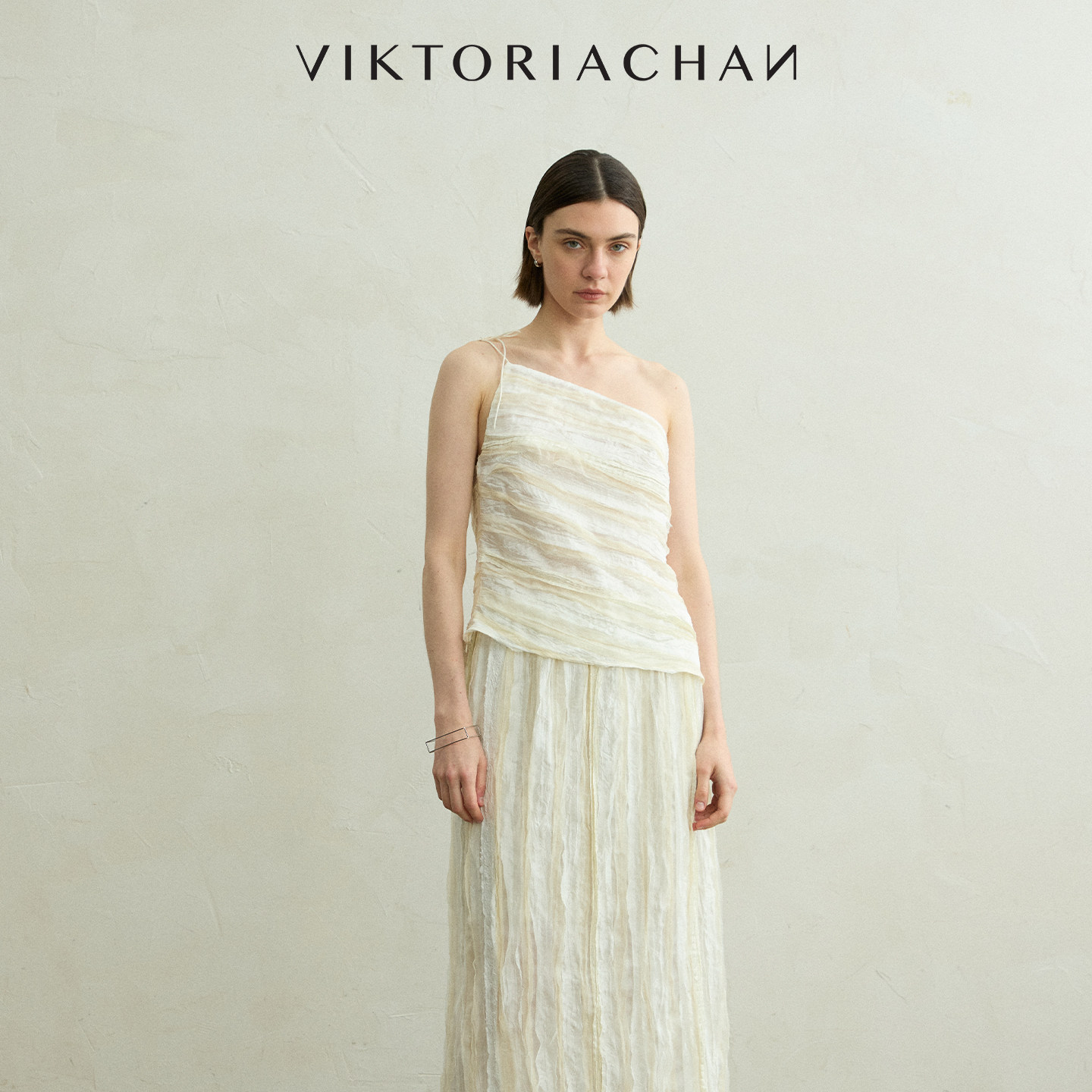 VIKTORIACHAN26PF早秋成衣系列新品 肌理感单肩系带不规则上衣