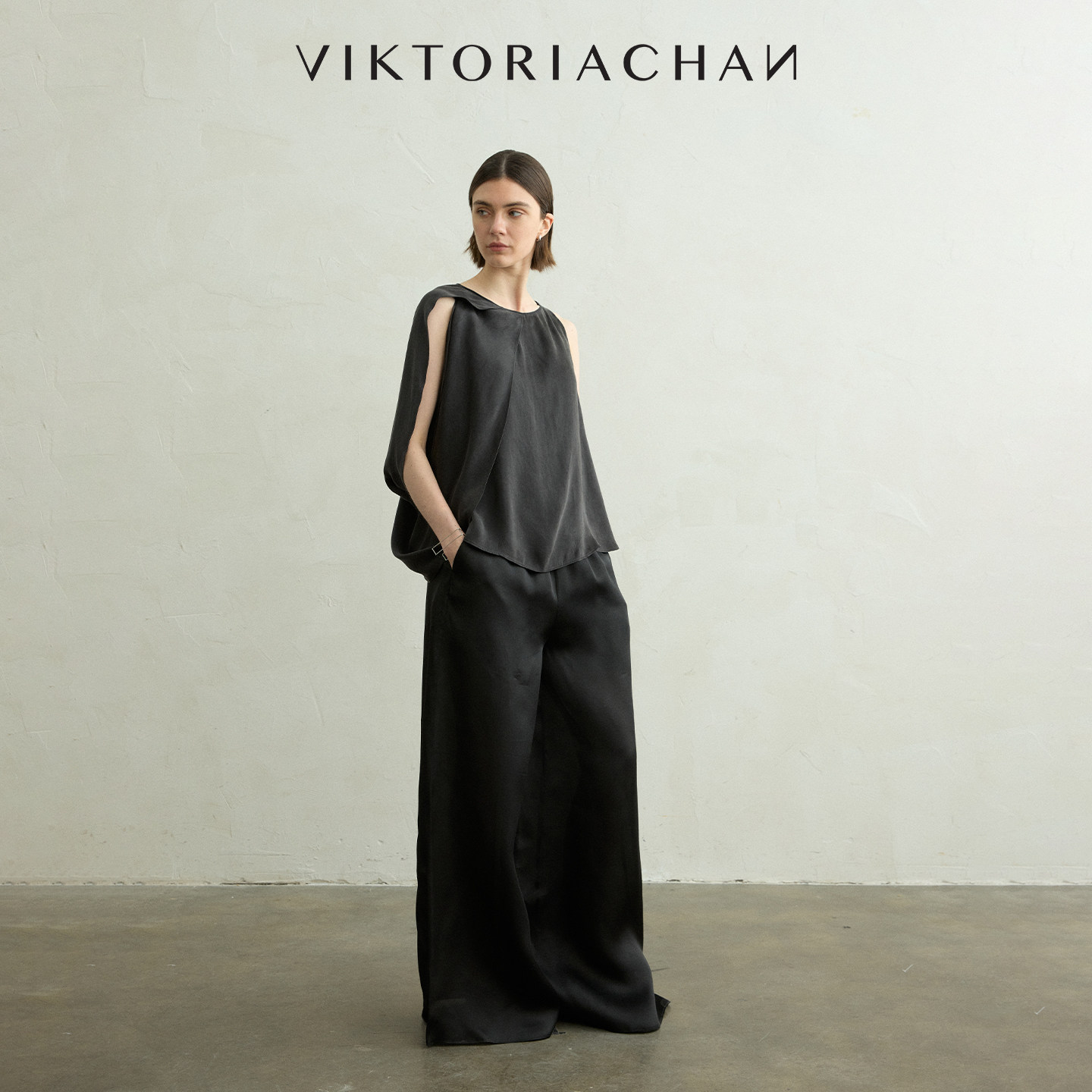 VIKTORIACHAN26PF早秋成衣系列新品 圆领不对称单肩垂褶无袖上衣
