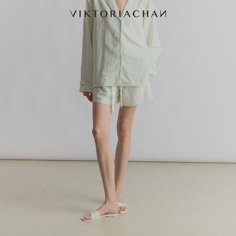 腰部褶皱收紧线条强化造型感，同时方便穿脱