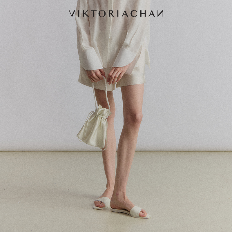 腰部抽绳设计可根据自身穿搭需求调节