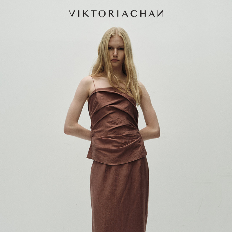 VIKTORIACHAN25PF早秋成衣系列 不规则立体褶皱收腰吊带上衣