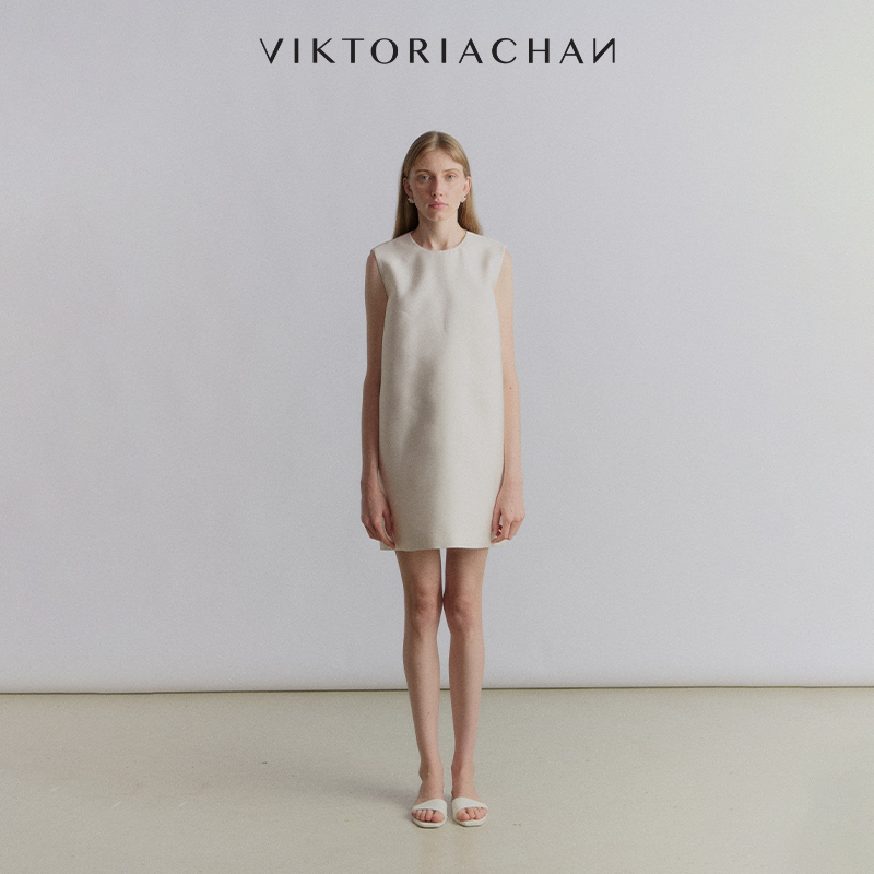 背后翻折设计拼接透纱面料，彰显精致层次感