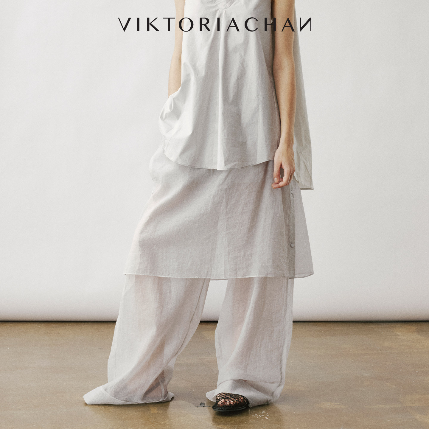 VIKTORIACHAN26SS春夏成衣系列新品 纽扣装饰裙式搭片阔腿长裤