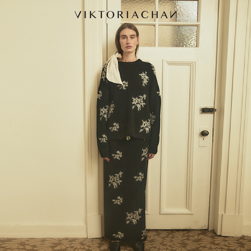 VIKTORIACHAN假日胶囊系列新品 立体银线花朵装饰针织套装