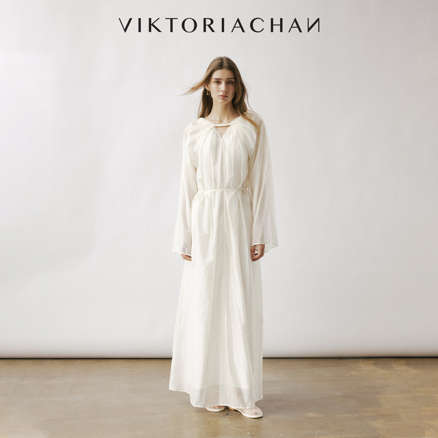 VIKTORIACHAN26SS春夏成衣系列新品 清透感纽结褶皱长袖连衣裙