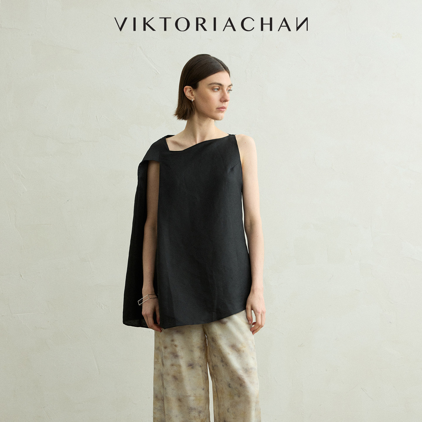 VIKTORIACHAN26PF早秋成衣系列新品 不对称单边叠褶休闲无袖上衣
