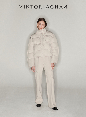 VIKTORIACHAN21/22秋冬系列 米白色半高领搭扣口袋装饰短款羽绒服