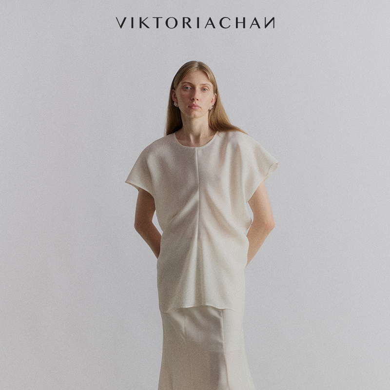 后领一粒扣固定，面料轻薄透气，细腻顺滑