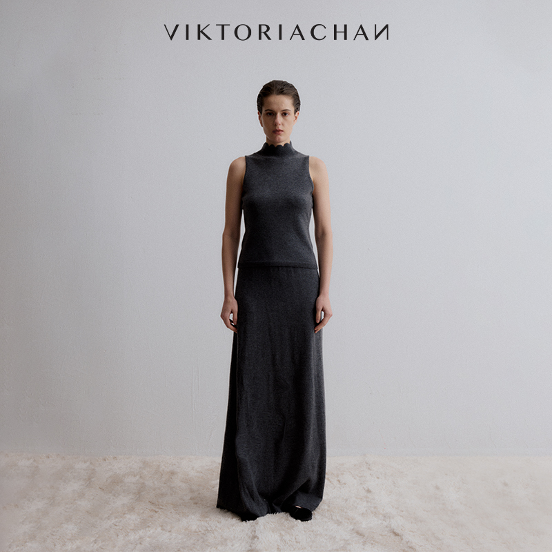 领部及底摆处细密罗纹设计，增强层次