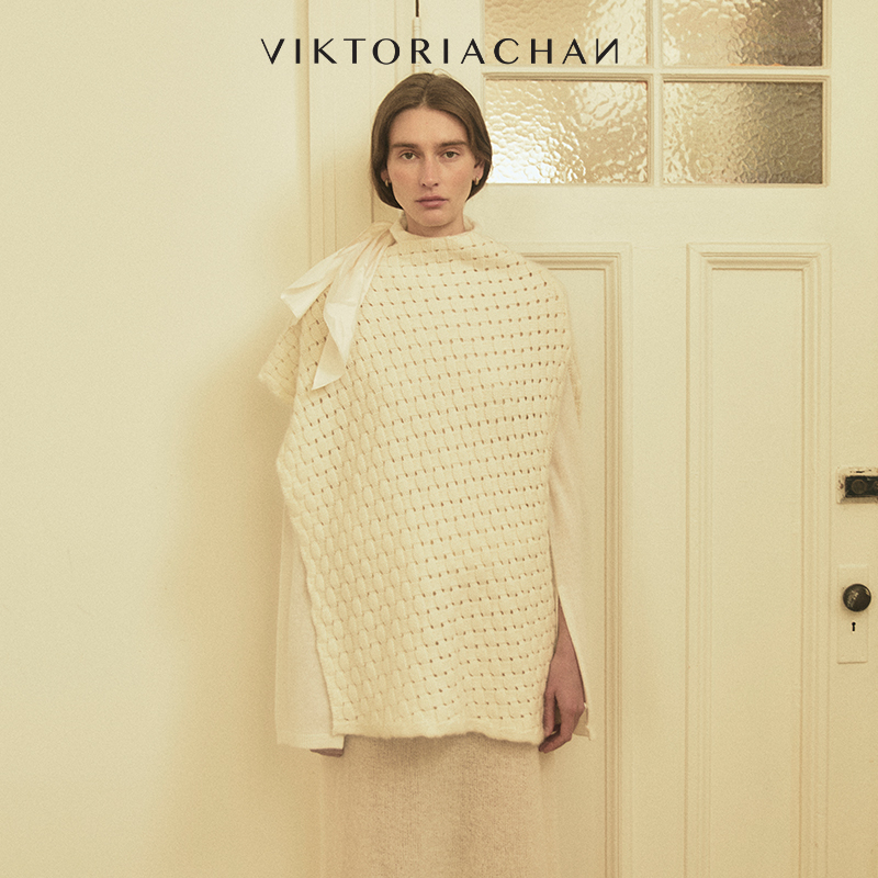 VIKTORIACHAN假日胶囊系列新品 立体编织感奶白廓形针织斗篷