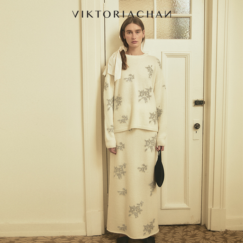 VIKTORIACHAN假日胶囊系列新品 立体银线花朵装饰针织套装