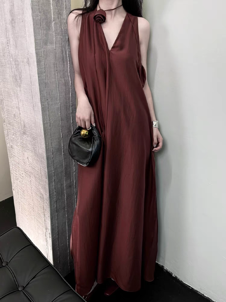 酒红色连衣裙女轻奢高级感宴会小礼服法式V领无袖背心过膝长裙子