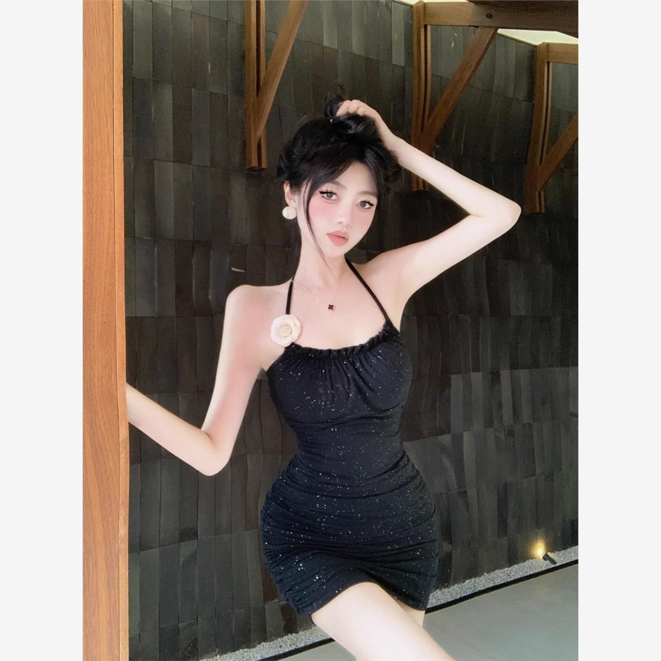 黑色吊带花朵连衣裙女夏季纯欲辣妹性感包臀裙带胸垫挂脖抹胸裙子