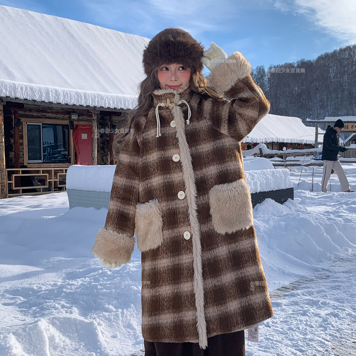 春田少女新春穿搭新款雪绒花棕格毛呢大衣保暖加厚出游外套