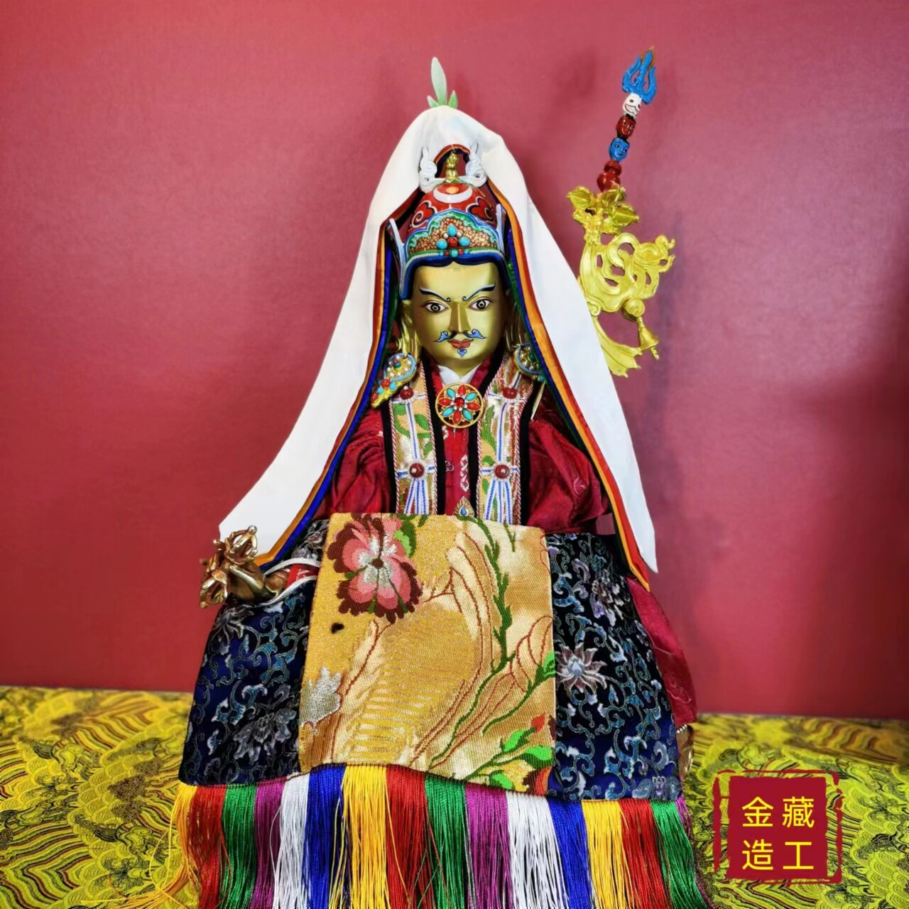 藏传密宗莲花生大士大师铜佛像摆件泥金工艺刷金开脸金丝锦缎佛衣