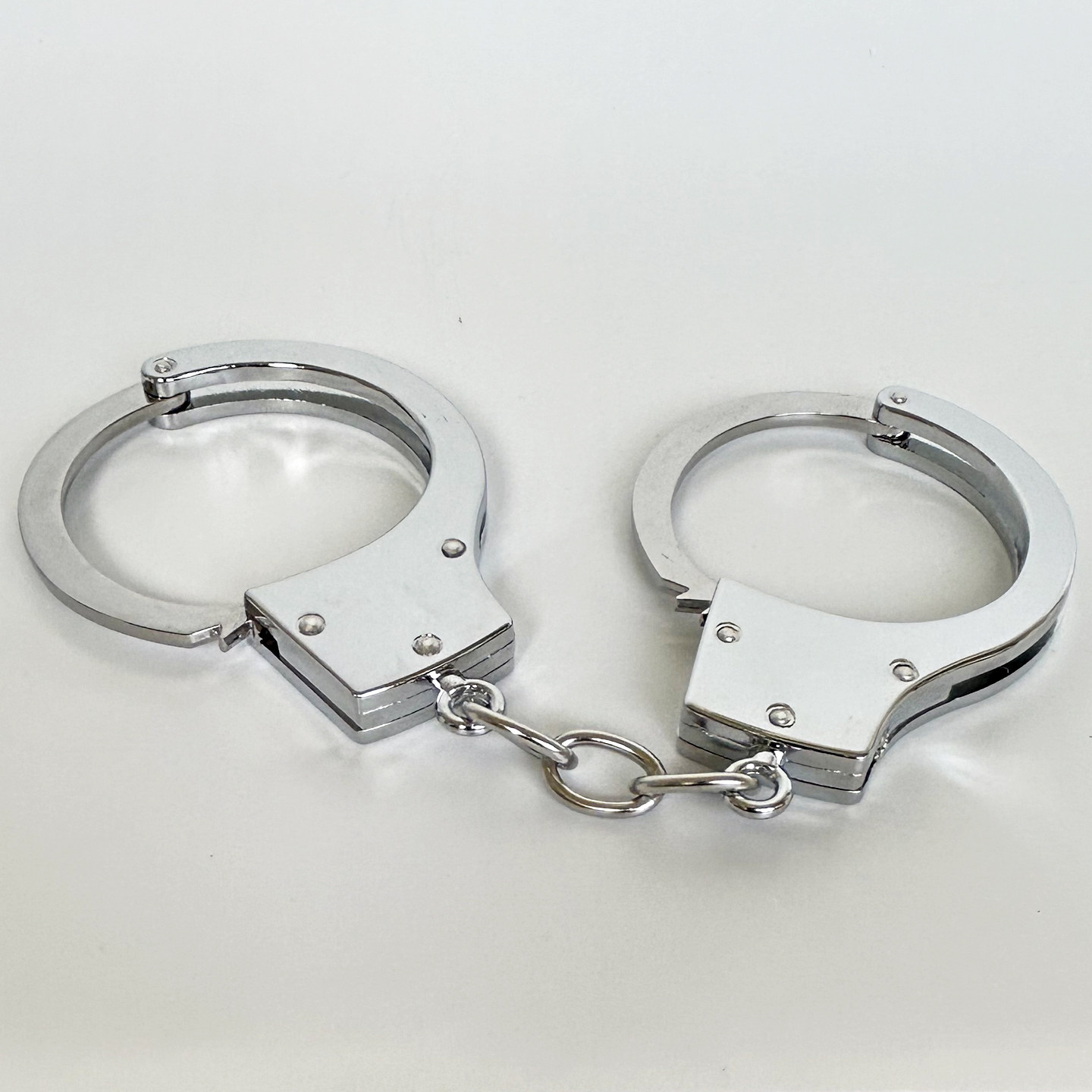 玩具手铐剧本杀密室道具手扣不锈钢影视道具铁手拷合金加厚脚拷锁