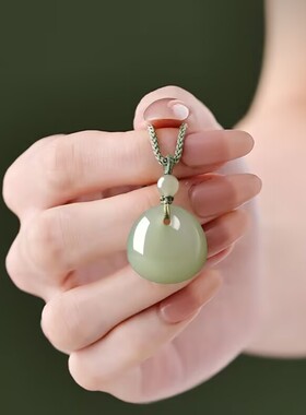 和田色玉福袋吊坠女玉石平安福护身符玉坠好运小挂件精致礼物