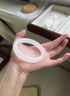 老鳳絴石英岩玉新疆天山翠白月光手镯女士扁条天然高冰白月光玉镯