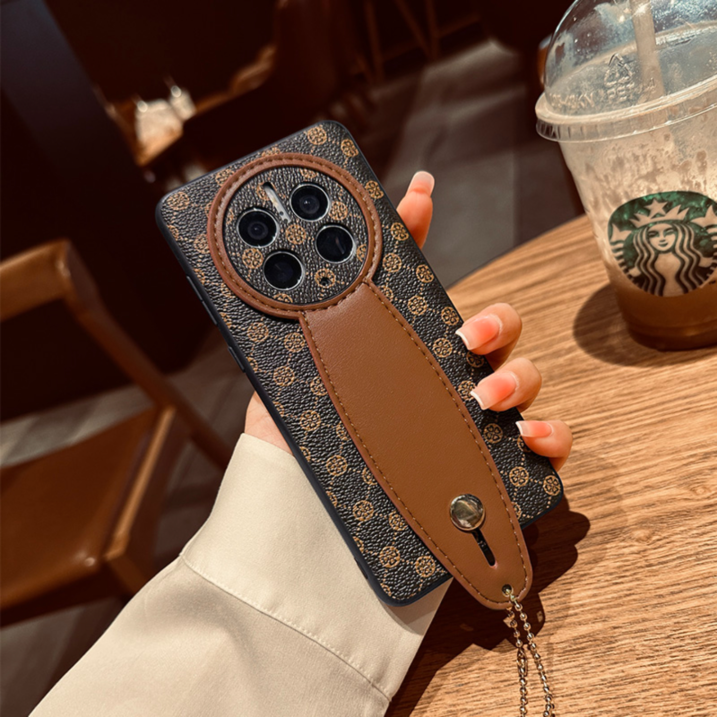 适用华为mate70pro手机壳mate60pro+女款保护套带手腕斜挂皮质潮牌防摔mate50RS带挂绳支架高级镜头全包防摔