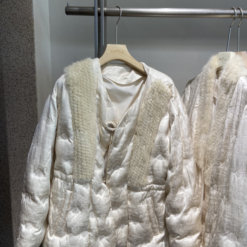 米米店冬上新轻奢氛围感提花工艺新中式保暖羽绒服外套8251