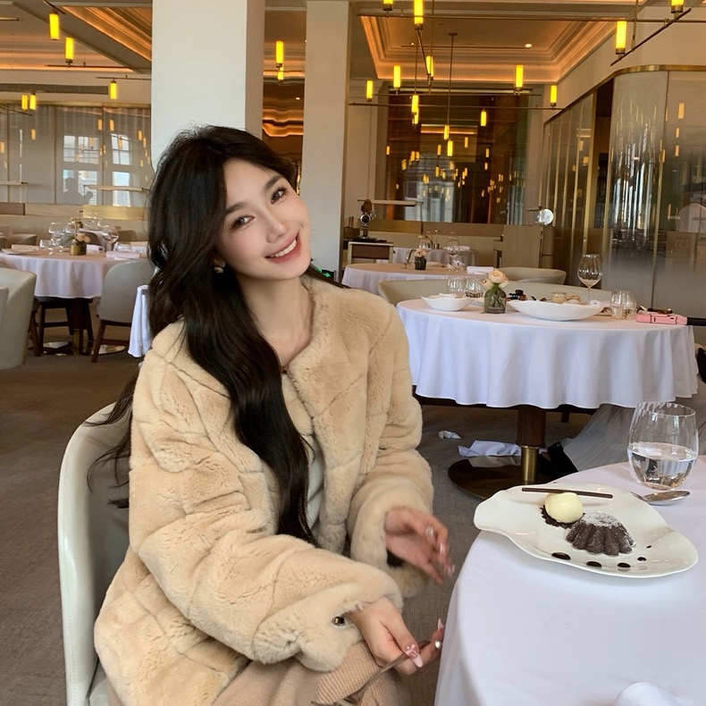 米米店冬大姐姐温柔风年轻短款毛毛外套新款保暖皮草外套CDD086M