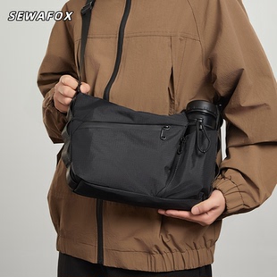 新款男士单肩包休闲便携斜挎包男生大容量尼龙通勤运动旅行月牙包