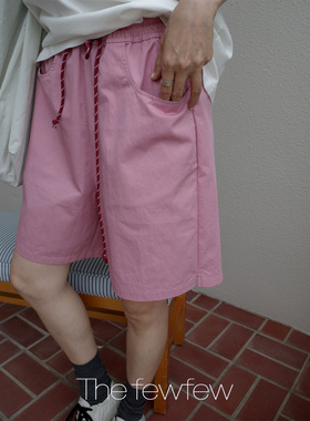 The fewfew 不规则褶皱肌理中高腰直筒松紧腰撞色抽绳中裤短裤