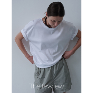 The fewfew 长绒棉丝滑柔软金属装饰圆领U型领倒梯短袖T恤上衣