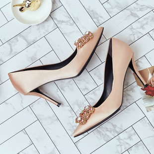 rv婚鞋女2026新款红色绸缎水钻方扣尖头高跟鞋细跟银色婚宴单鞋