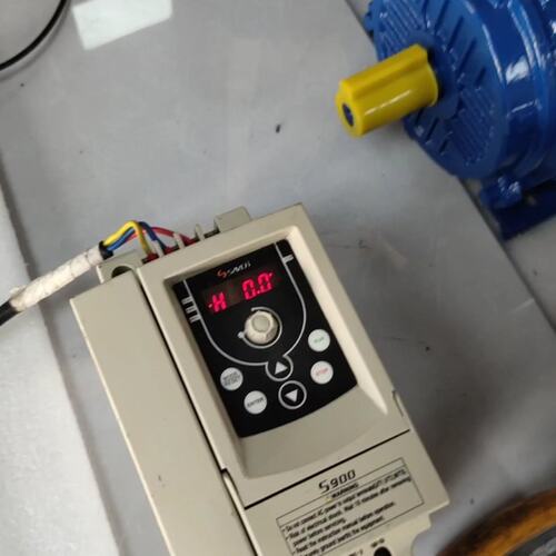 议价三基变频器2.2KW，S900-4T2.2G，成色如可维修