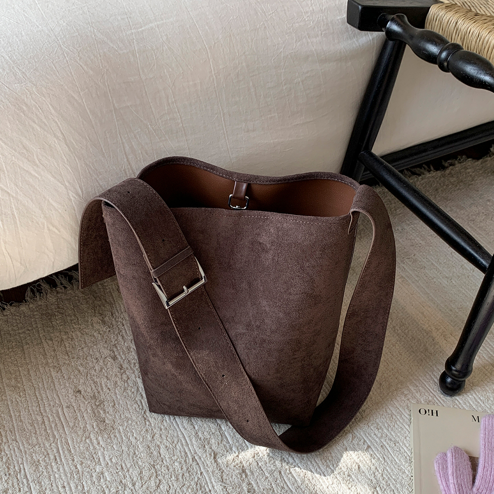 麂皮绒水桶包女单肩腋下包