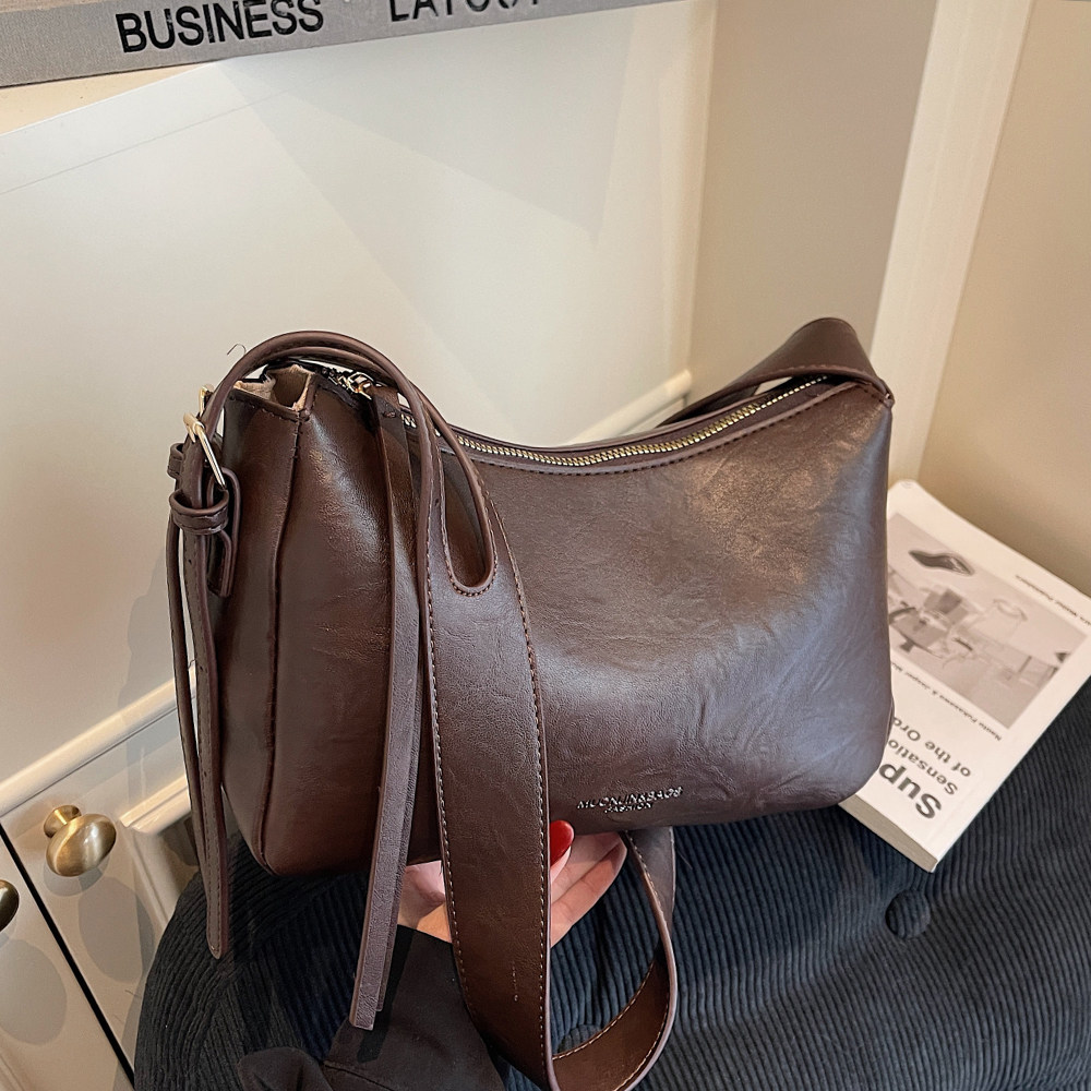 高级感复古斜挎包女小包2025秋冬新款时尚百搭日常通勤质感单肩包