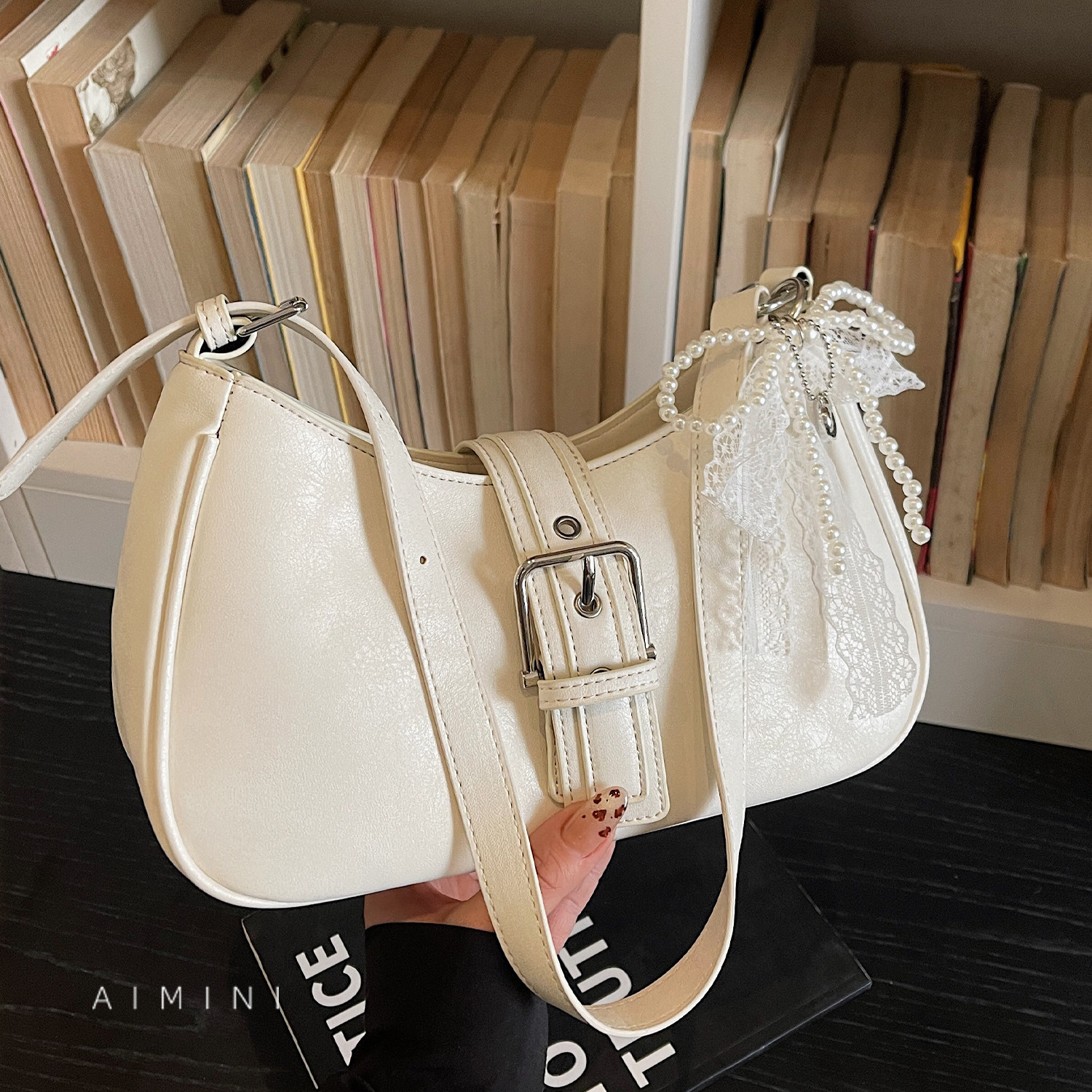 高级感小众白色腋下包女2026春季新款时尚百搭日常通勤单肩斜挎包