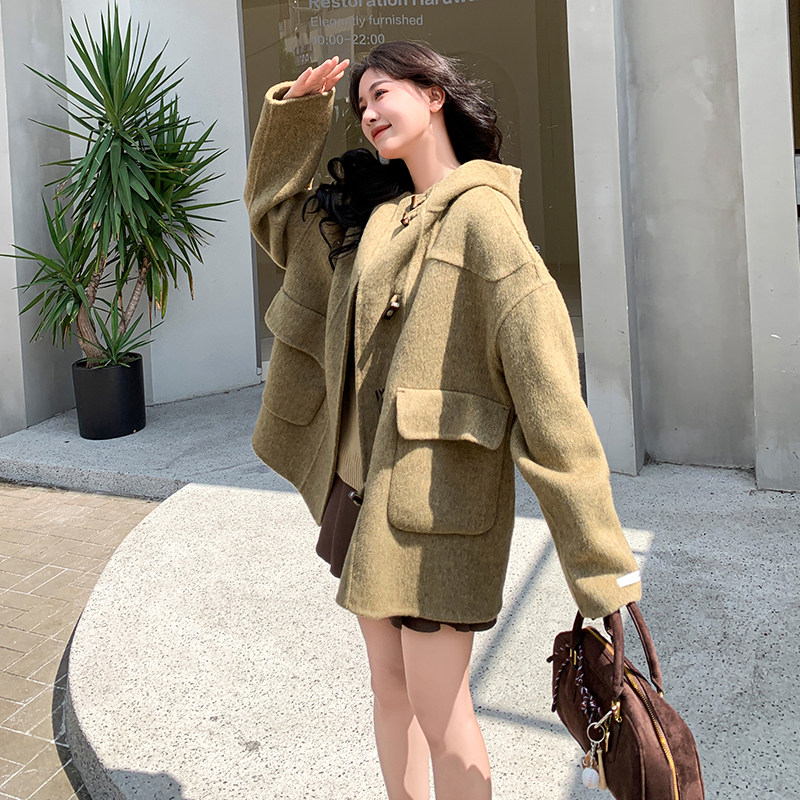 牛角扣绿色连帽斗篷毛呢外套女秋冬超火好看高级小众加厚妮子大衣,女装毛呢外套,2C036