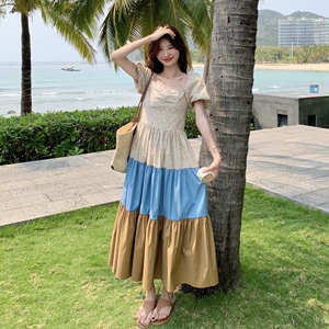 森系撞色拼接碎花连衣裙女2025夏季新款复古泡泡袖宽松减龄茶歇裙图片