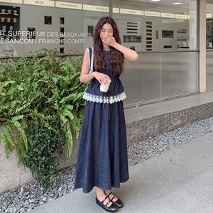 深蓝色甜美气质牛仔套装裙女夏新款轻薄蕾丝拼接背心半身裙两件套图片
