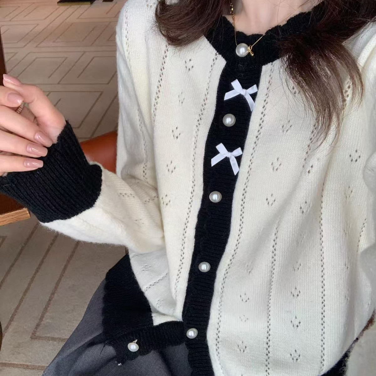 SUSAN-小香小香撞色蕾丝花边蝴蝶结珍珠扣软糯温柔保暖毛衣6952s