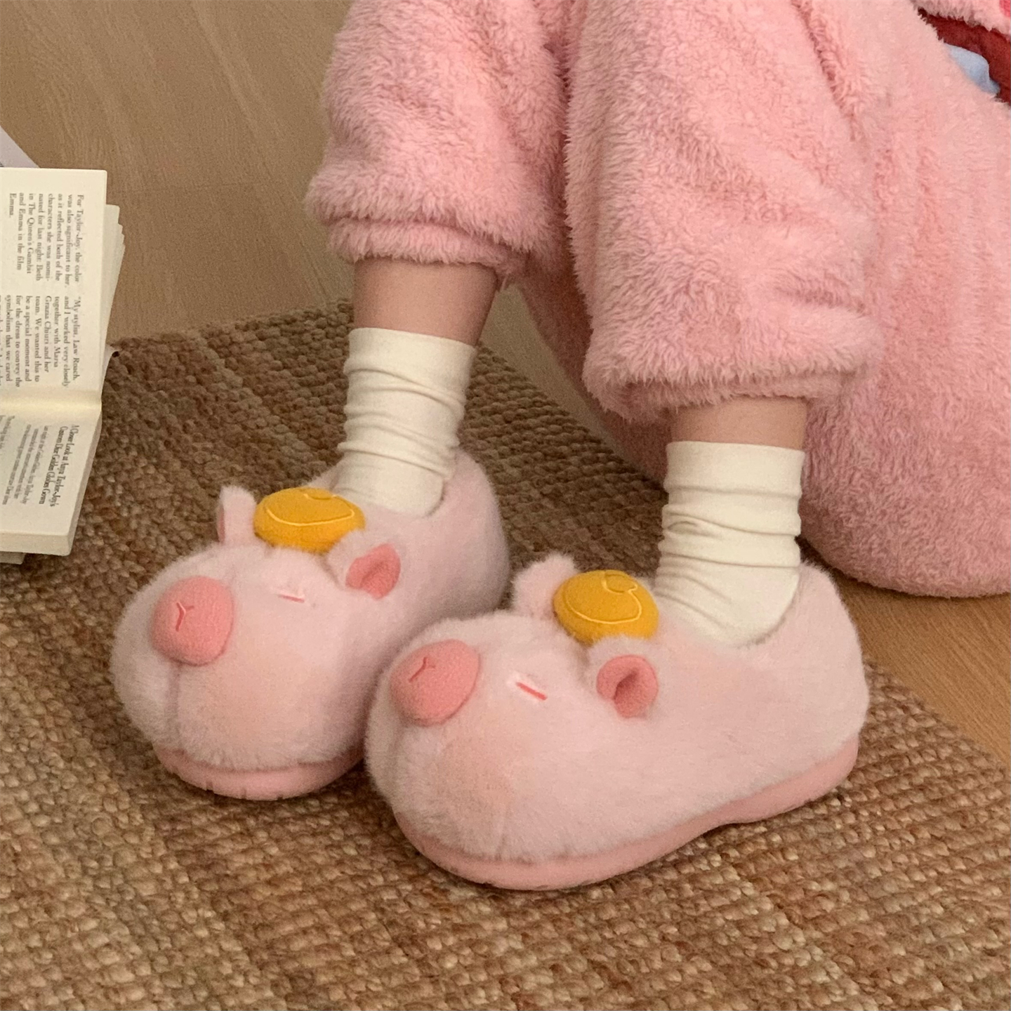 卧室女冬季防滑棉拖鞋包跟可爱居家休闲金元宝卡皮巴拉水豚毛毛鞋