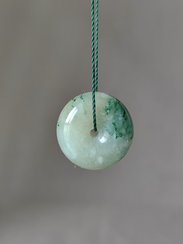 独玉冰底老白天料锁骨平安扣，冰润细腻色翠，直径1.98厚1.01公分