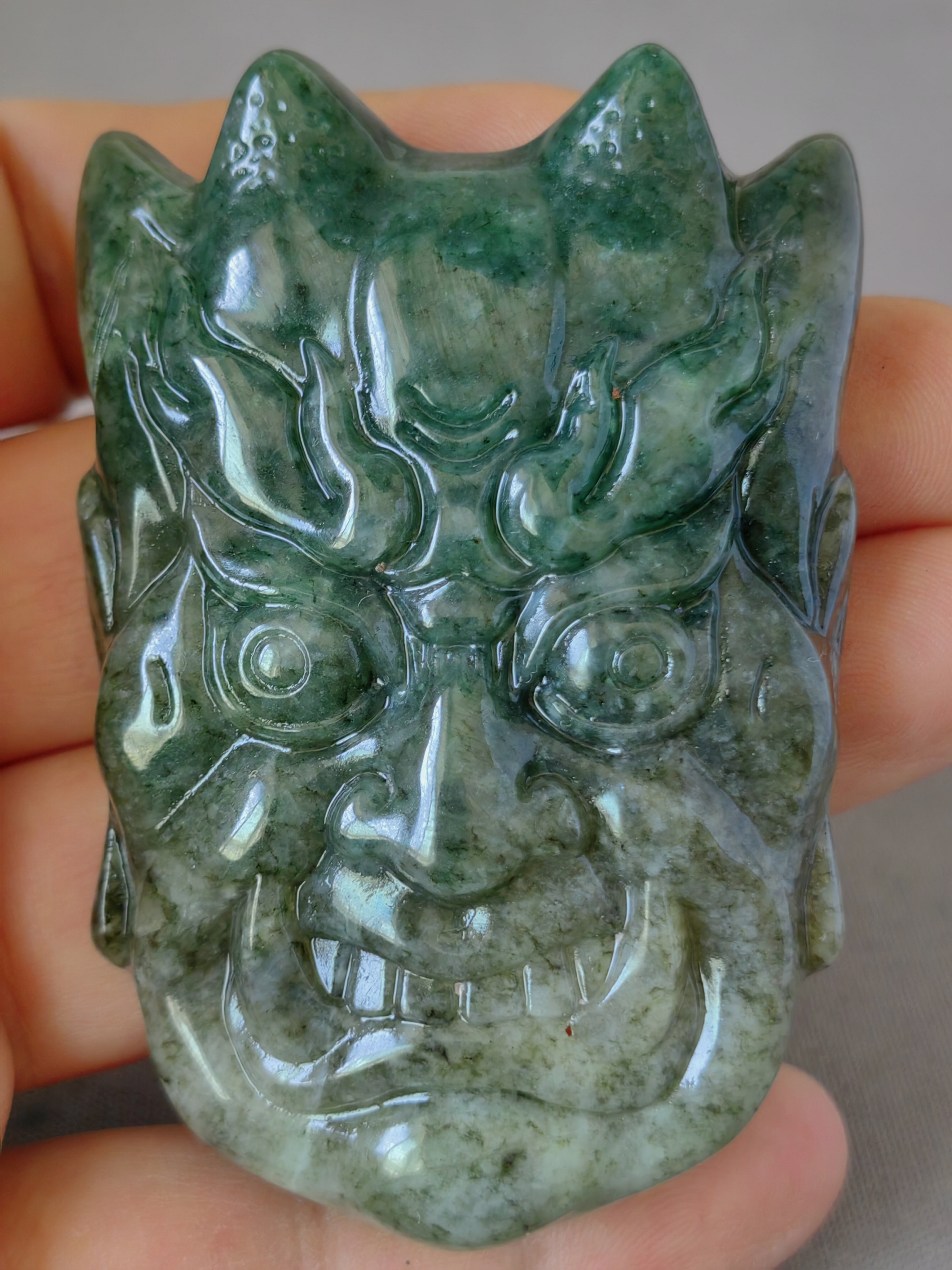独山玉老天蓝绿白料仿古鬼脸皮带扣，滋润细腻，工艺精致